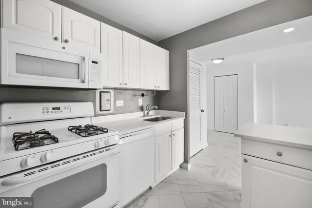 $235,000 | 5340 Holmes Run Parkway, Unit 1102, Alexandria, VA 22304