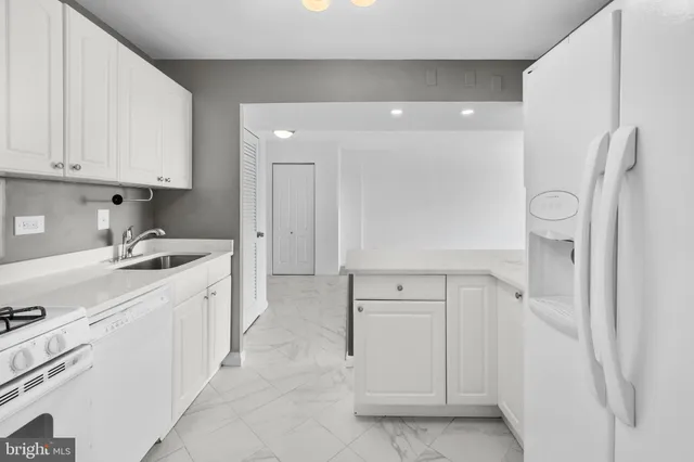 $235,000 | 5340 Holmes Run Parkway, Unit 1102, Alexandria, VA 22304