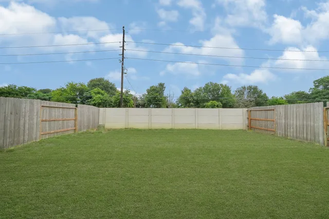 a view of a backyard