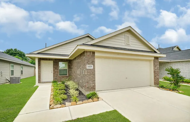 a view of backyard of the house