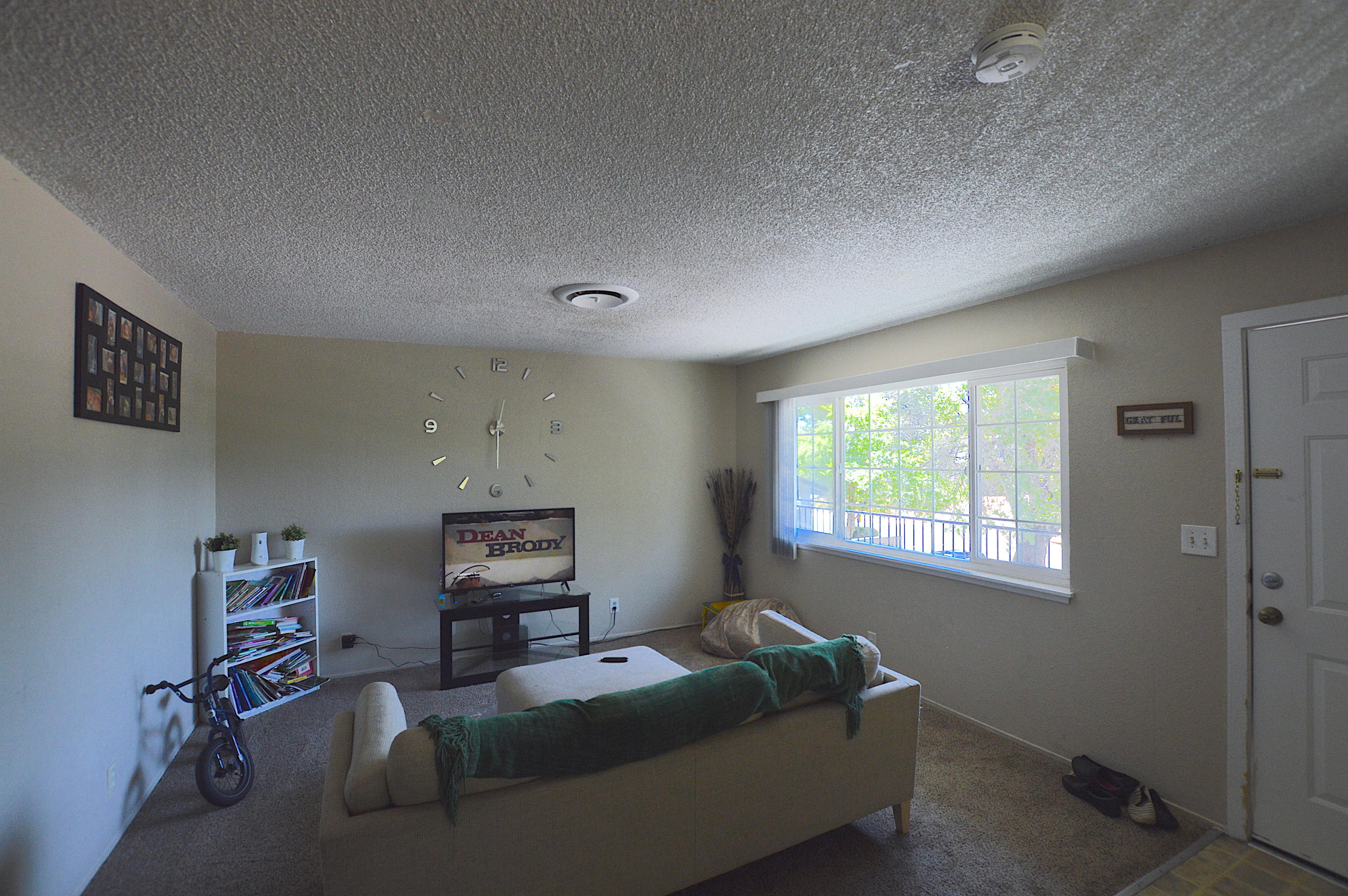 1005 Layton Road Redding, CA 96002 - Photo 3 of 17 a living room with furniture and a window