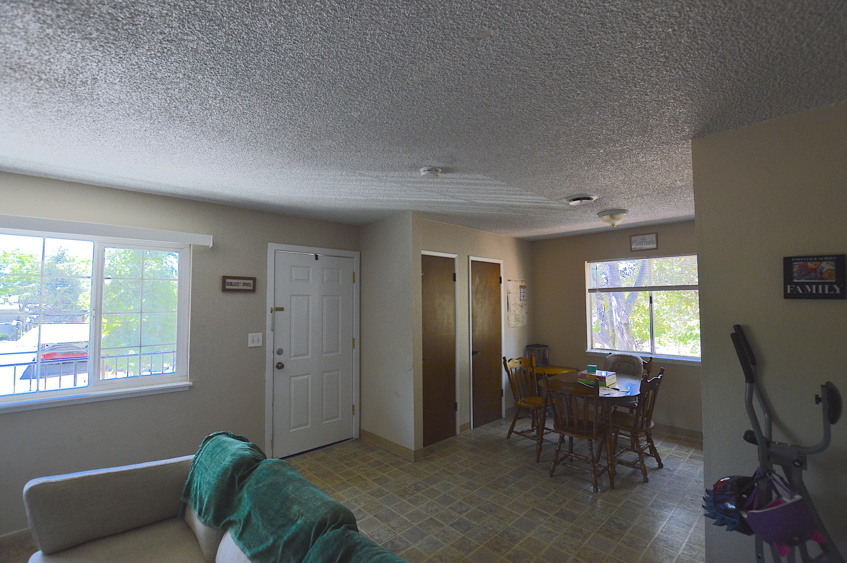1005 Layton Road Redding, CA 96002 - Photo 4 of 17 a workspace with furniture and a window