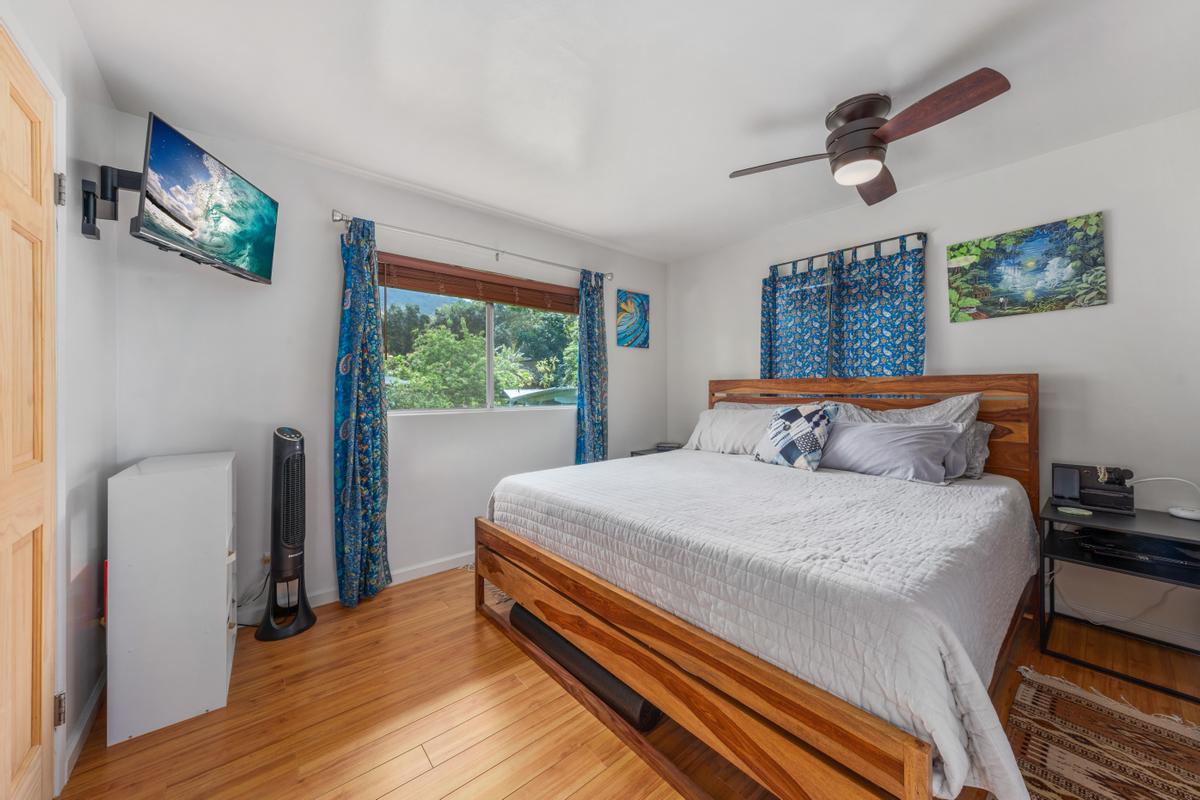 83-5434 Middle Keei Road Captain Cook, HI 96704 - Photo 11 of 30 a bed room with a bed and a window