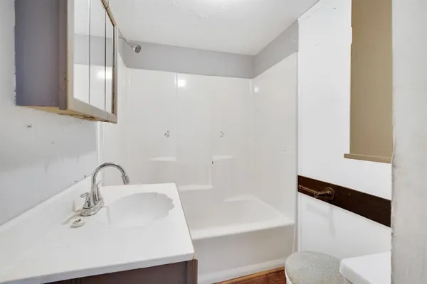 a view of livingroom with furniture and a ceiling fan