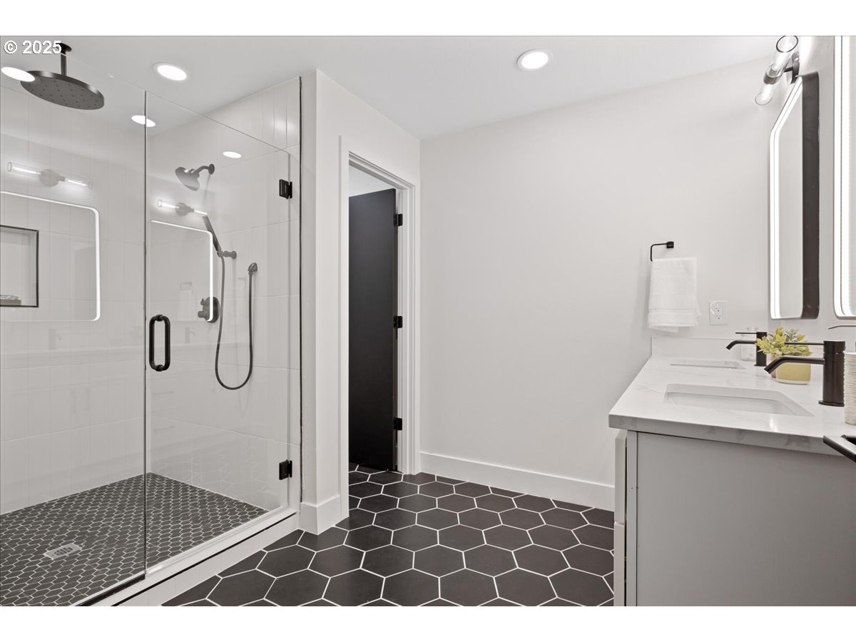 4130 Southwest Chesapeak Avenue Portland, OR 97239 - Photo 16 of 25