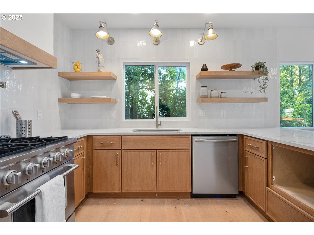 4130 Southwest Chesapeak Avenue Portland, OR 97239 - Photo 10 of 25