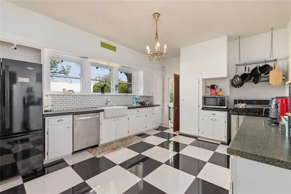 $355,000 | 1700 Austin Avenue, Brownwood, TX 76801