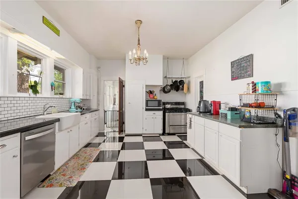 $355,000 | 1700 Austin Avenue, Brownwood, TX 76801