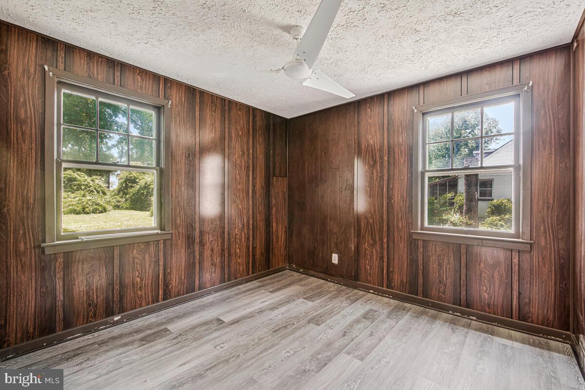 9425 Washington Boulevard Lanham, MD 20706 - Photo 21 of 38 an empty room with windows and closet area