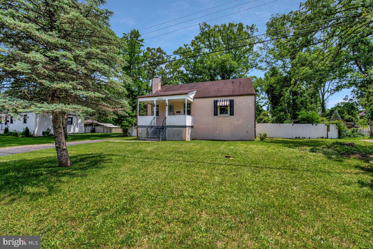 9425 Washington Boulevard Lanham, MD 20706 - Photo 4 of 38 a house view with a garden space