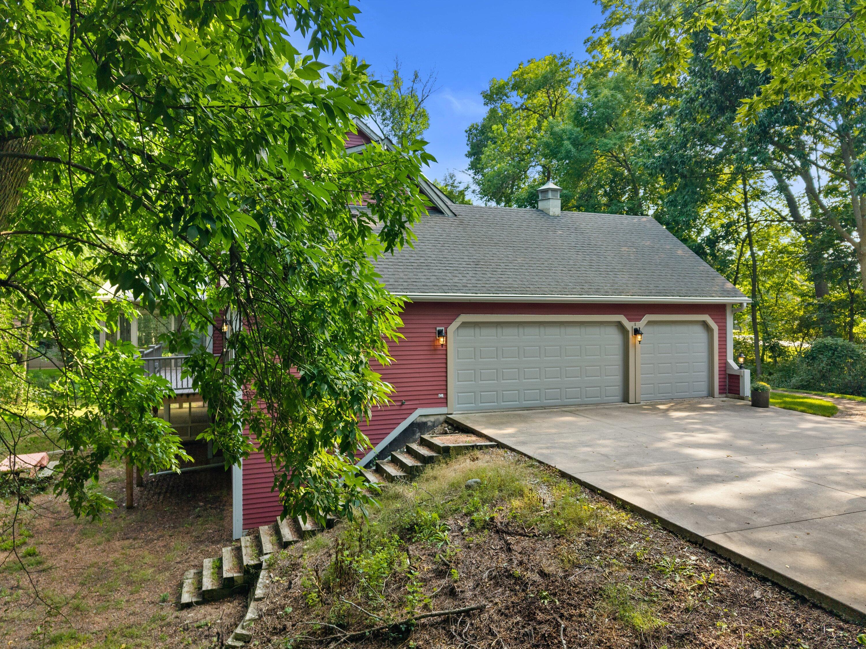 W278N2760 Rocky Point Road Pewaukee, WI 53072 - Photo 4 of 67 3 1/2 car garage