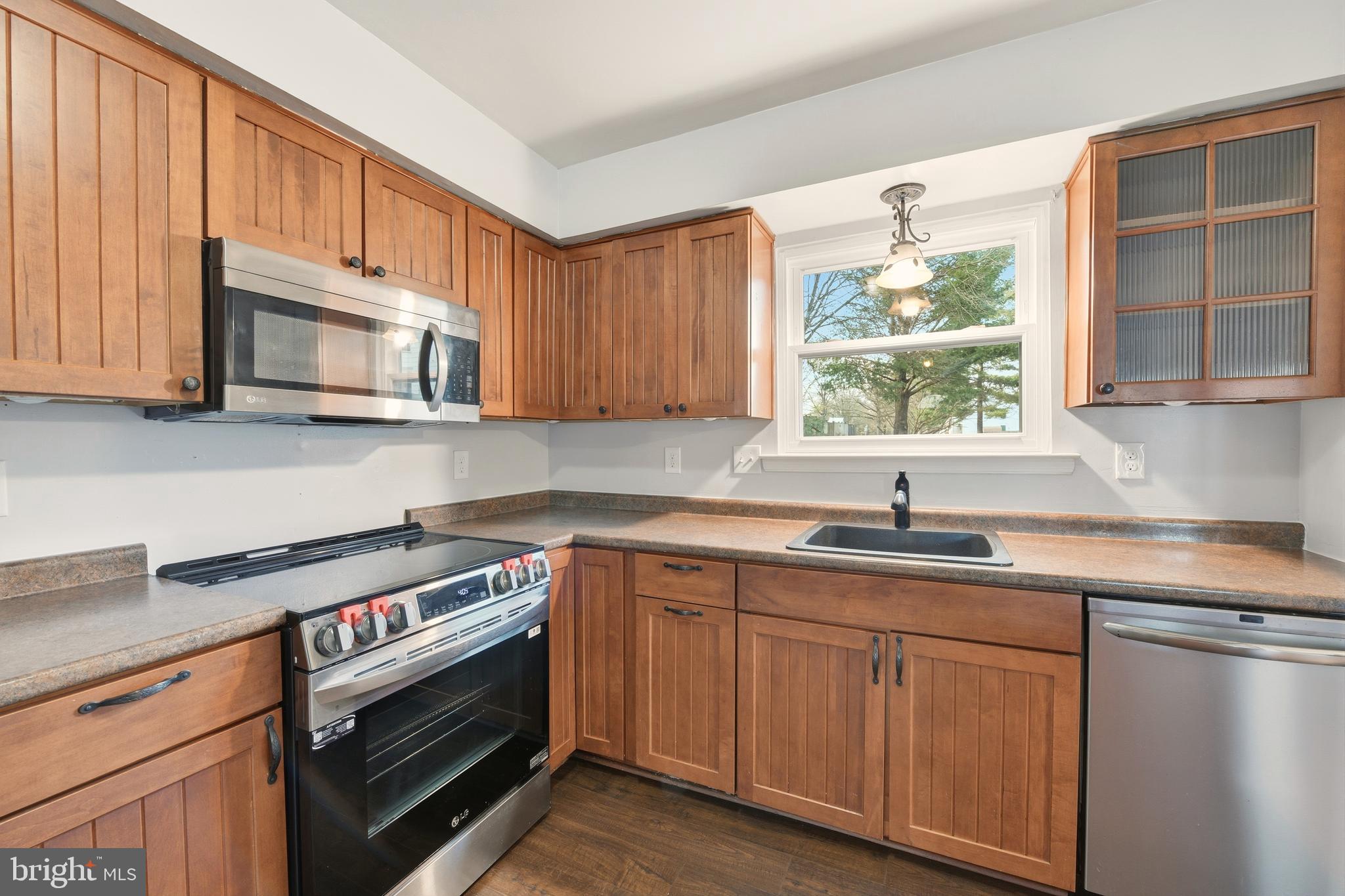 17524 Longview Lane Olney, MD 20832 - Photo 10 of 37 Kitchen