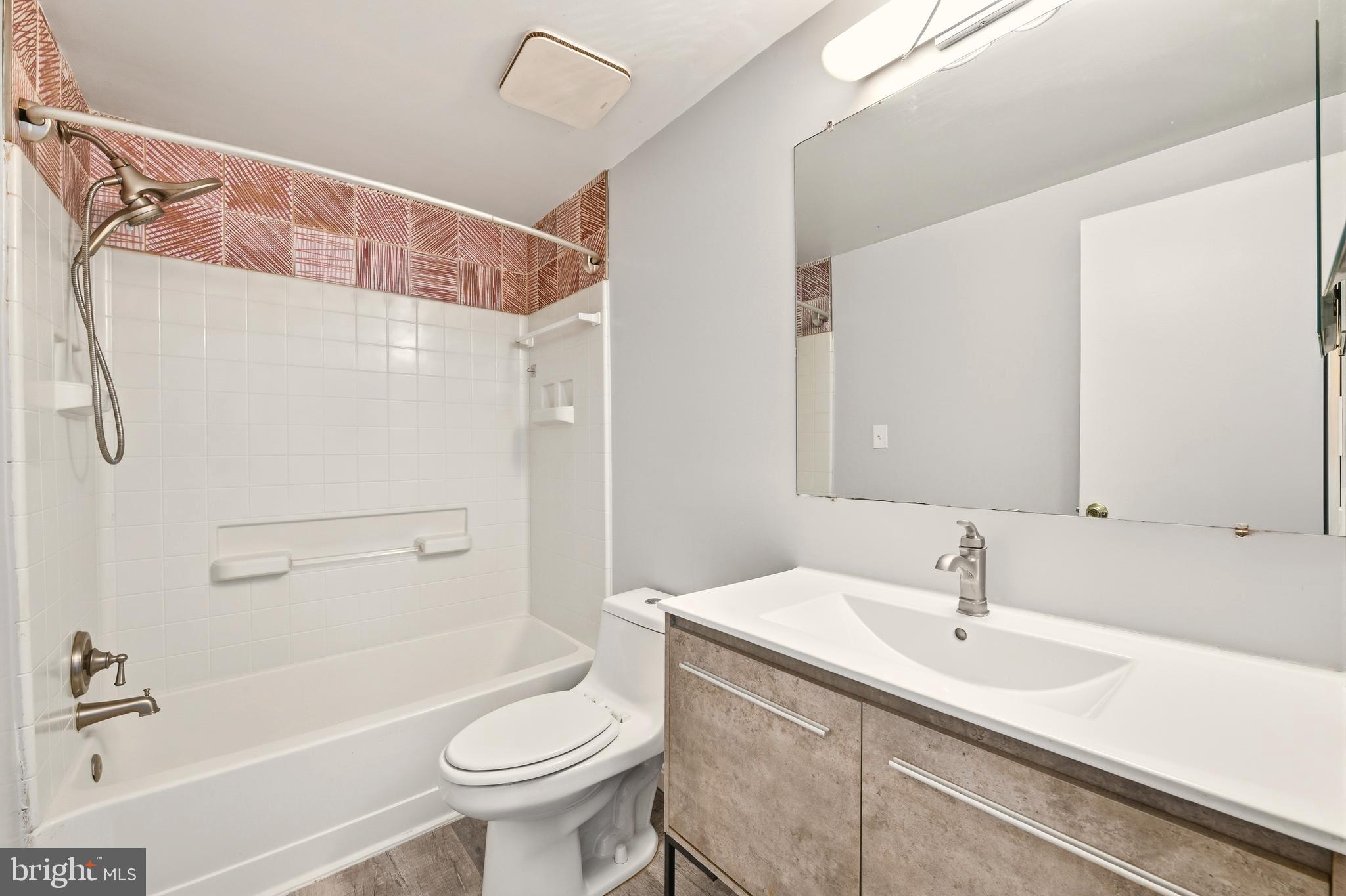 17524 Longview Lane Olney, MD 20832 - Photo 19 of 37 Primary Bathroom