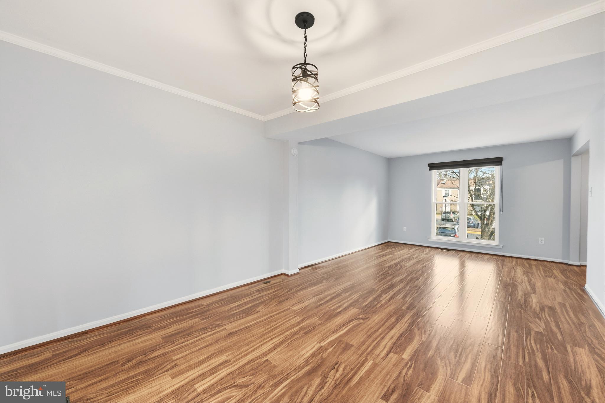 17524 Longview Lane Olney, MD 20832 - Photo 5 of 37 Living Area