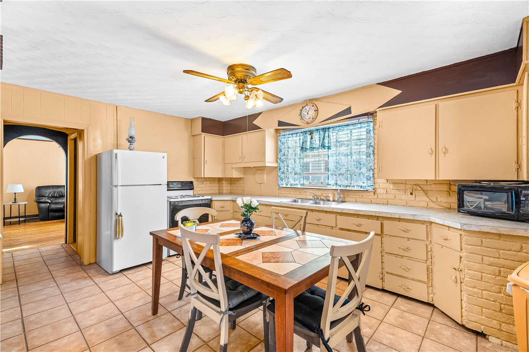 53 Samuel Avenue Pawtucket, RI 02860 - Photo 17 of 39