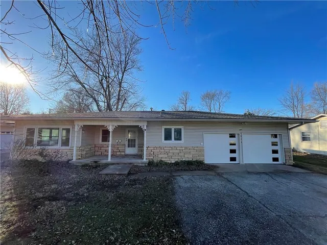 $239,500 | 1416 South Maple Street, Ottawa, KS 66067