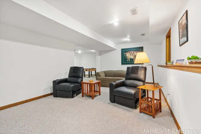 $415,000 | 5621 Pine Island Drive Northeast, Comstock Park, MI 49321