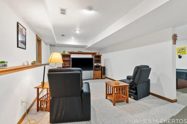 $415,000 | 5621 Pine Island Drive Northeast, Comstock Park, MI 49321