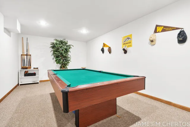 $415,000 | 5621 Pine Island Drive Northeast, Comstock Park, MI 49321