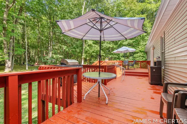 $415,000 | 5621 Pine Island Drive Northeast, Comstock Park, MI 49321