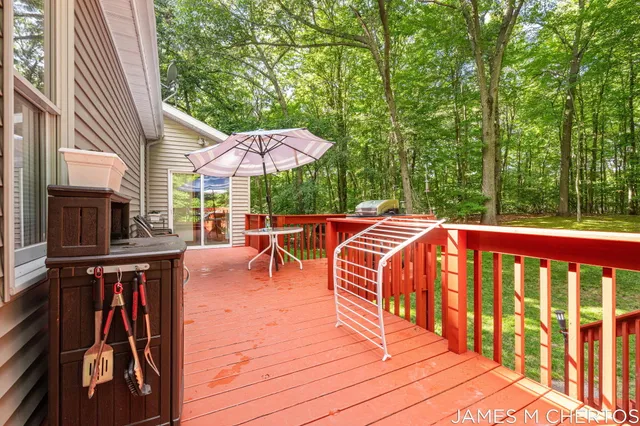 $415,000 | 5621 Pine Island Drive Northeast, Comstock Park, MI 49321