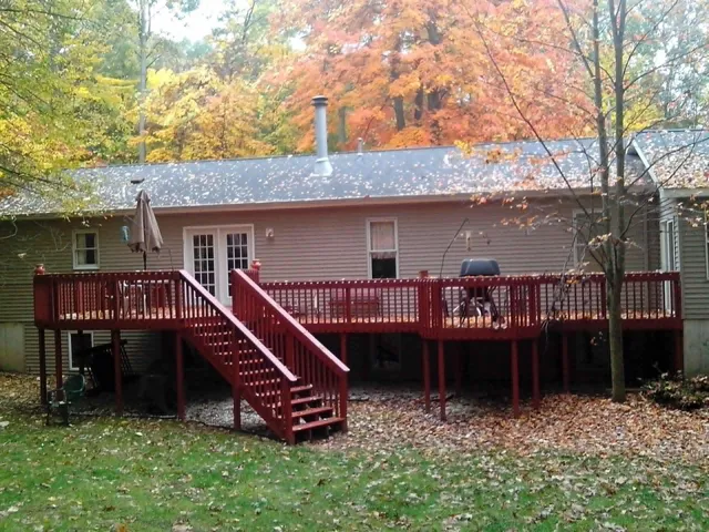 $415,000 | 5621 Pine Island Drive Northeast, Comstock Park, MI 49321