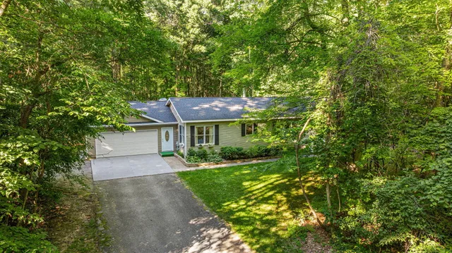 $415,000 | 5621 Pine Island Drive Northeast, Comstock Park, MI 49321