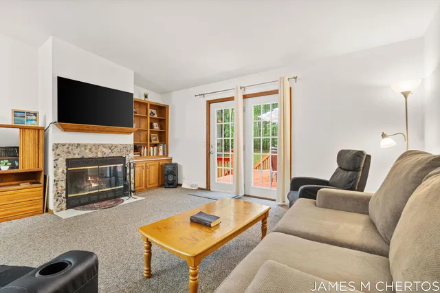 $415,000 | 5621 Pine Island Drive Northeast, Comstock Park, MI 49321