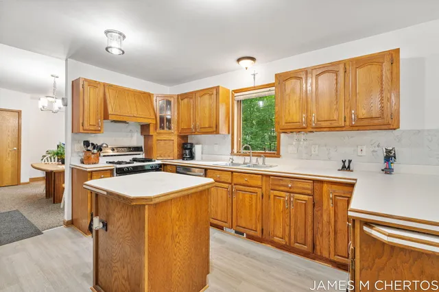 $415,000 | 5621 Pine Island Drive Northeast, Comstock Park, MI 49321