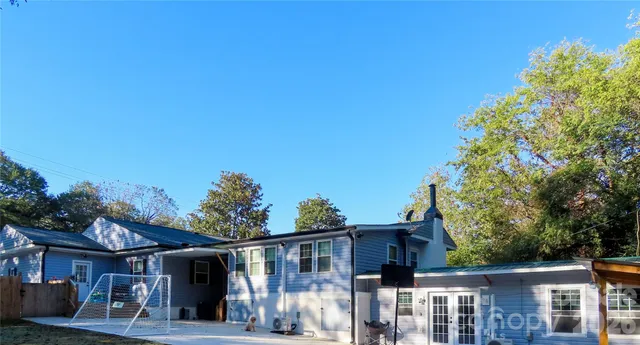 a view of a house with a backyard