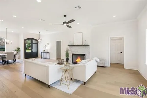 $3,200 | 230 East Woodgate Court, Baton Rouge, LA 70808
