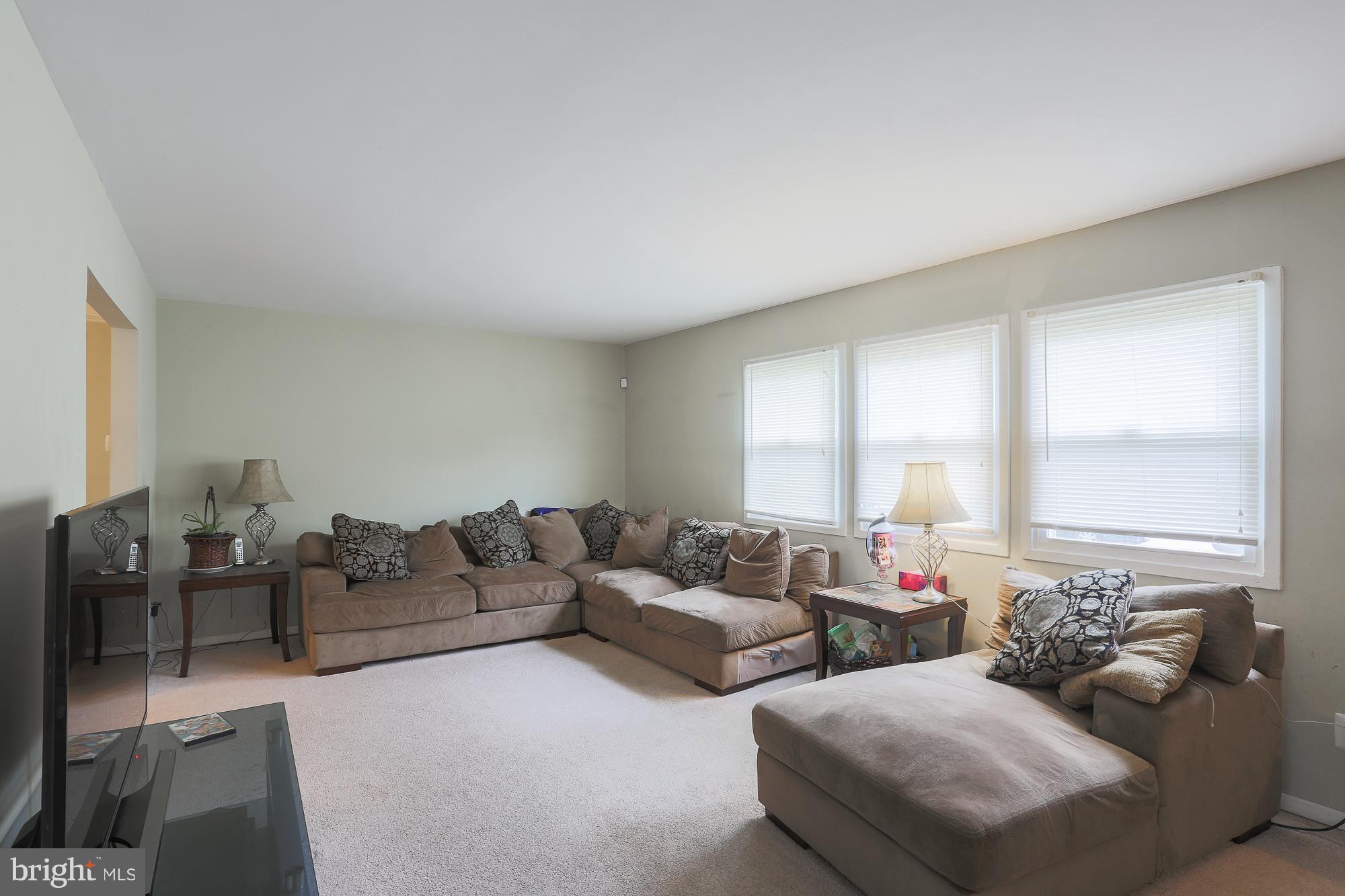 1920 Greengage Road Baltimore, MD 21244 - Photo 4 of 25 Living Room