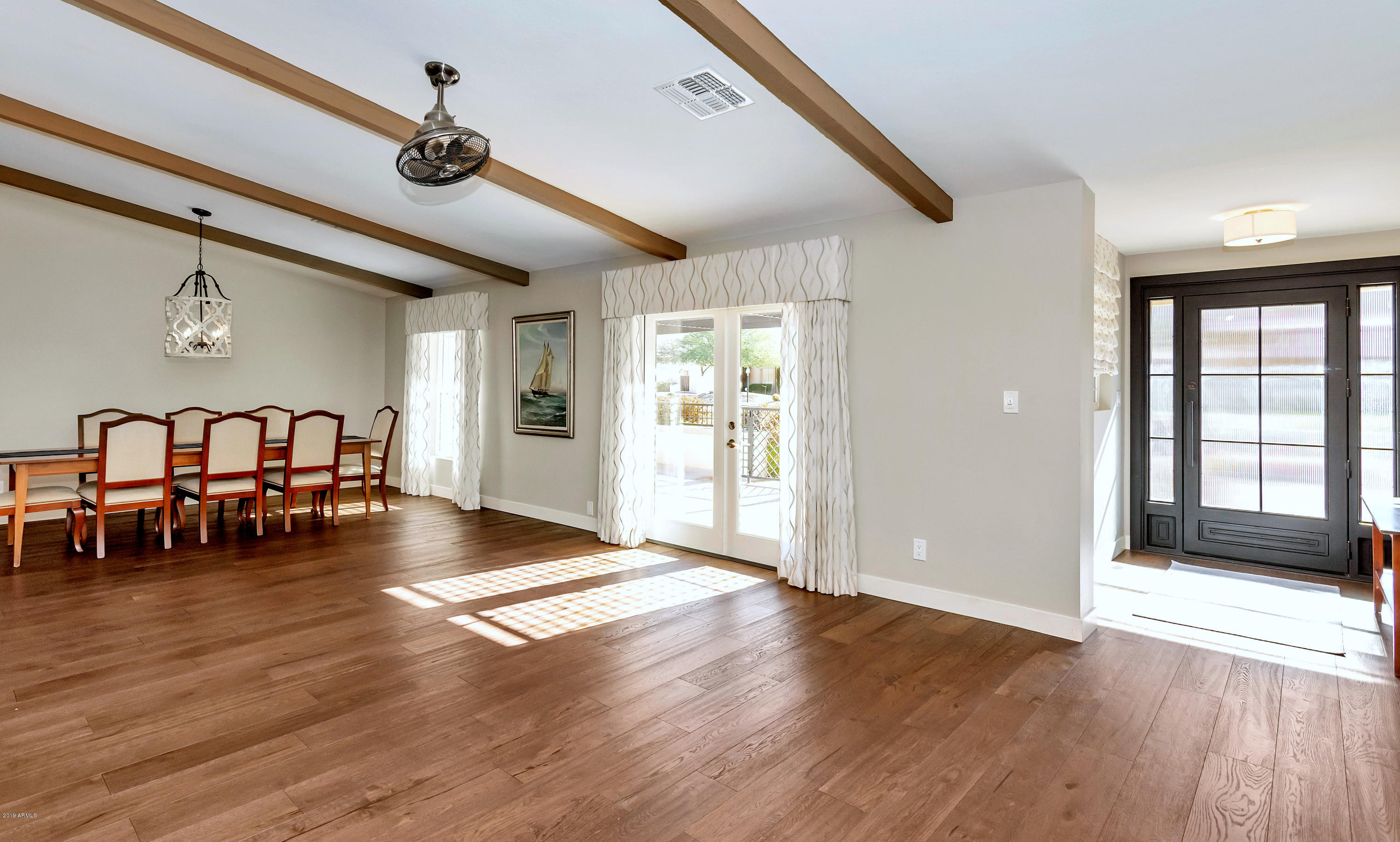136 West Southern Hills Road Phoenix, AZ 85023 - Photo 3 of 39 Living Room