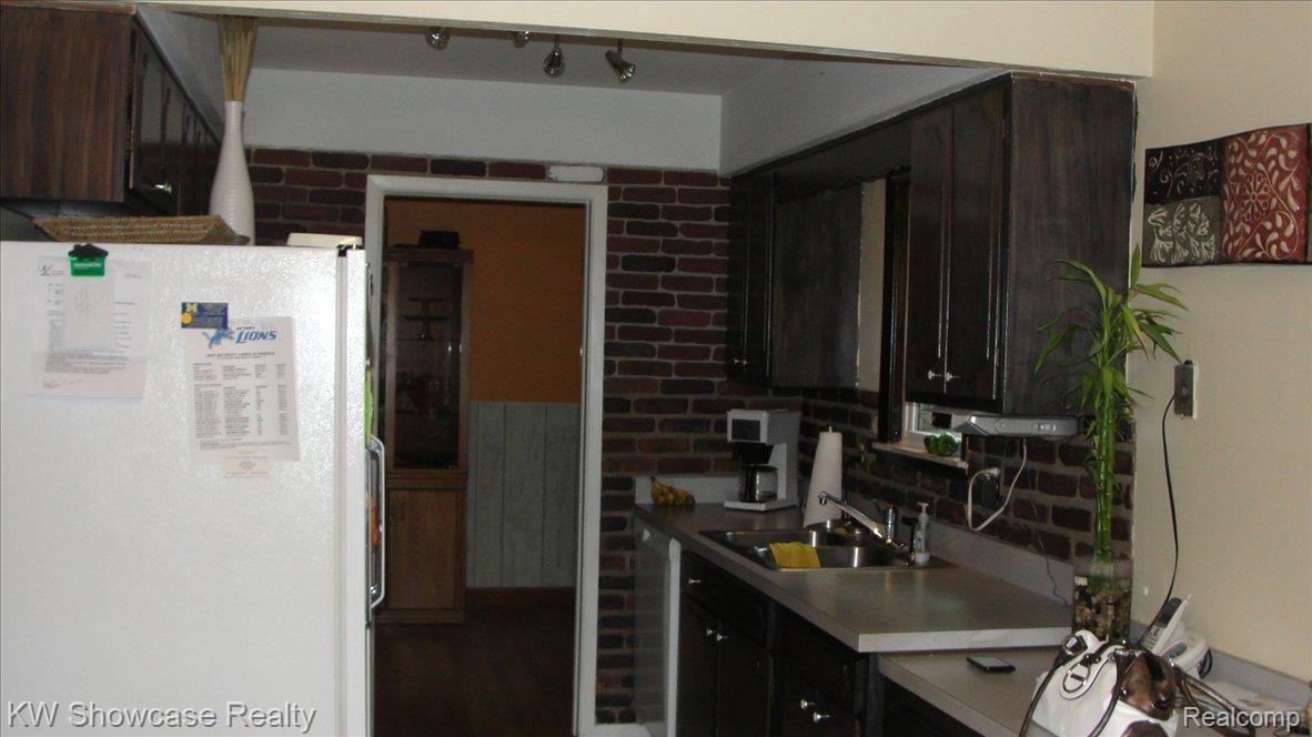 7599 Highland Road White Lake, MI 48383 - Photo 16 of 20 Kitchen open to Breakfast Nook
