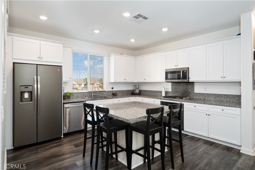 822 Mandarin Way Upland, CA 91786 - Photo 10 of 32 Stainless steel appliances