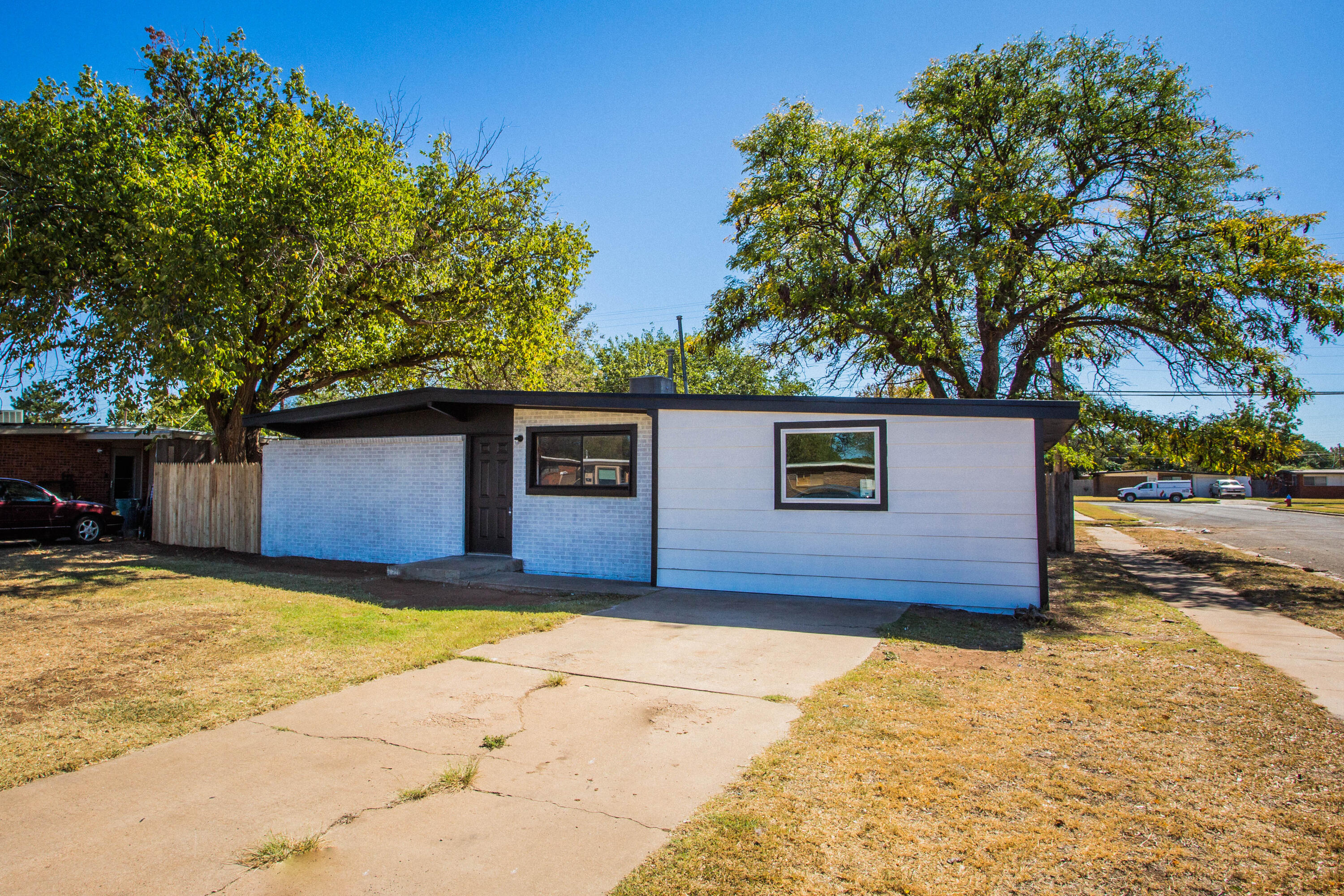 a view of a house with a yard