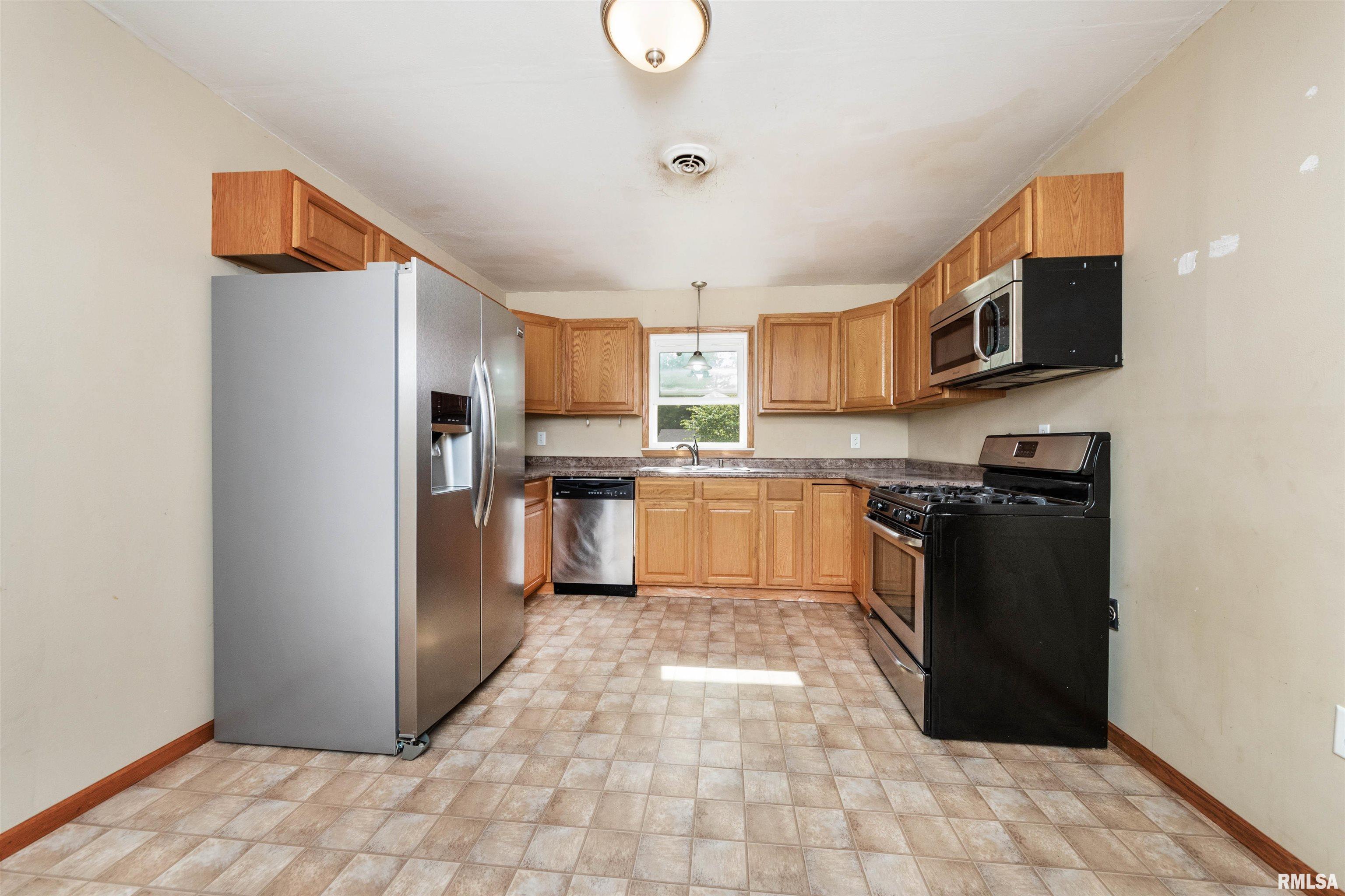 200 Theodore Street Washington, IL 61571 - Photo 8 of 36 Gallery Image 8