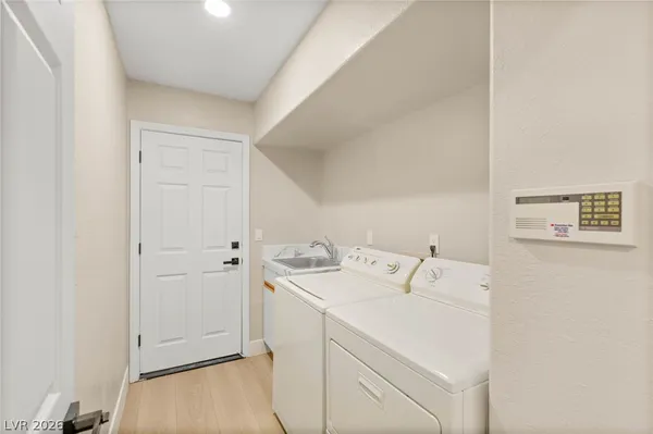 $1,047,500 | 2104 Inverness Drive, Henderson, NV 89074