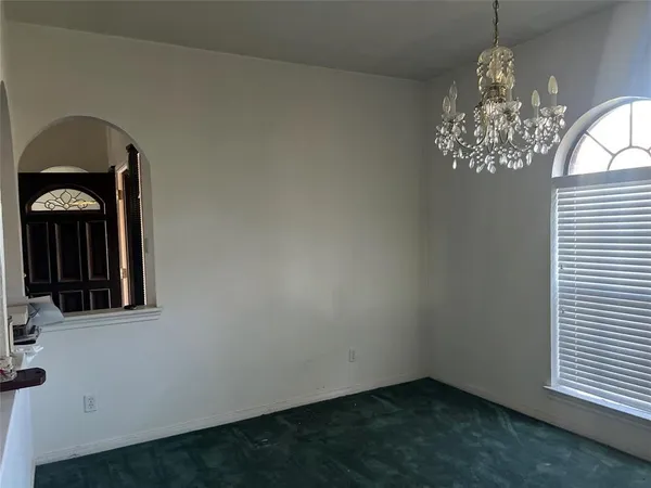 a view of a windows in the room