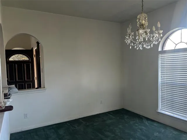 a view of a windows in the room