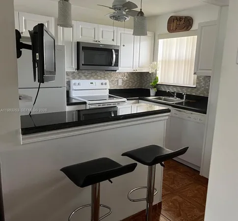 $1,750 | 8305 Sunrise Lakes Boulevard, Unit 103, Sunrise, FL 33322