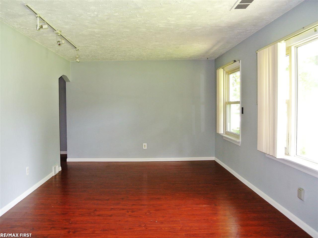47215 Greenview Road Utica, MI 48317 - Photo 9 of 36 31330725-8.JPG