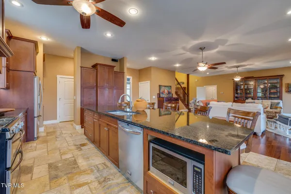 $799,900 | 113 Ridgecrest Drive, Elizabethton, TN 37643