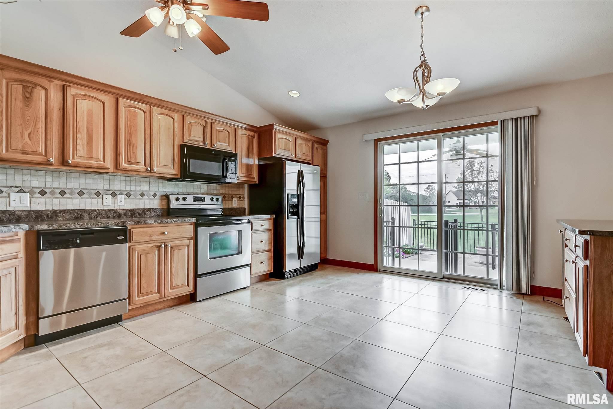 709 Heathrow Lane Rochester, IL 62563 - Photo 15 of 28