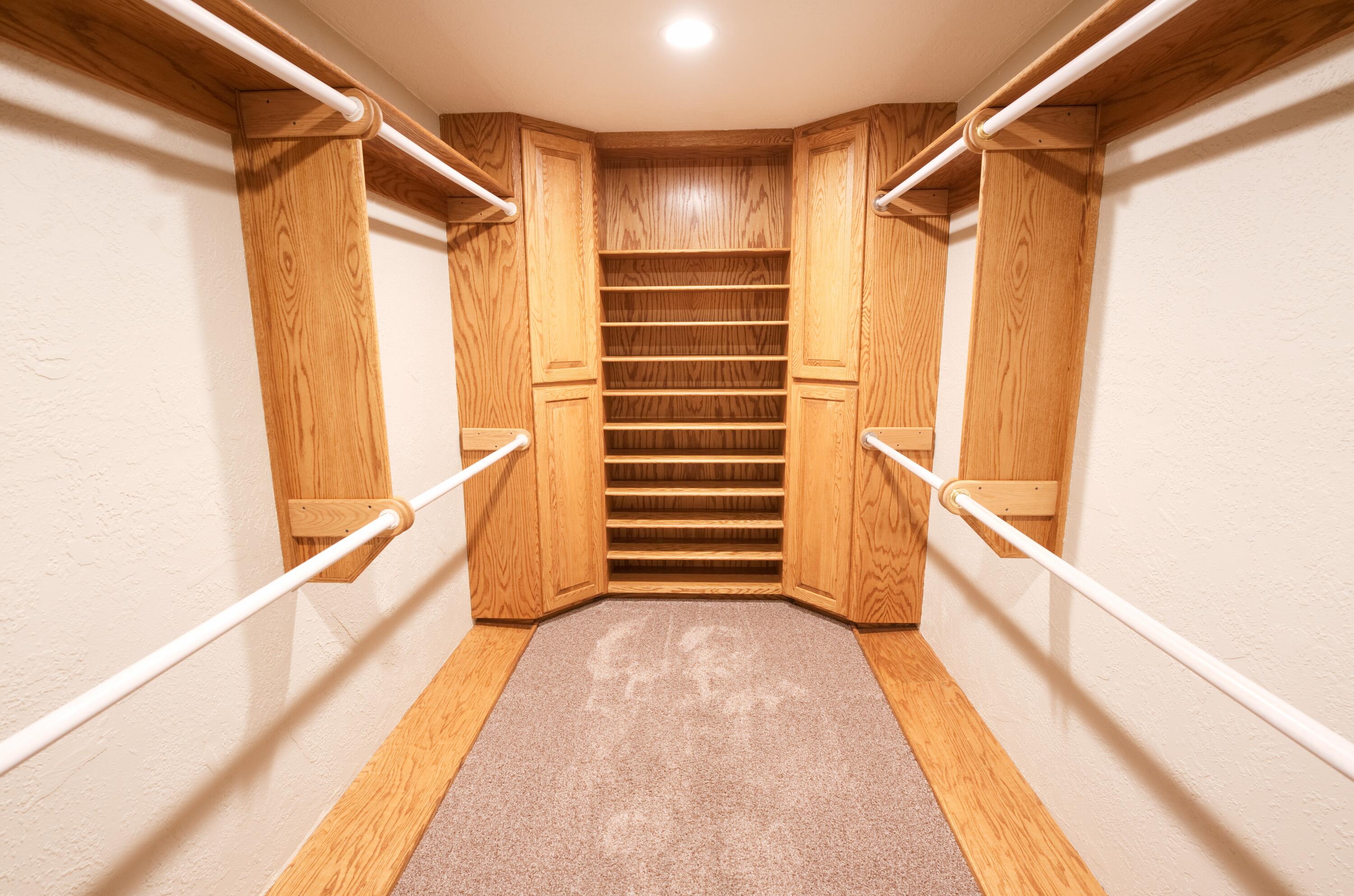 3565 Dodson Road Medford, OR 97504 - Photo 24 of 55 Primary Walk-in Closet