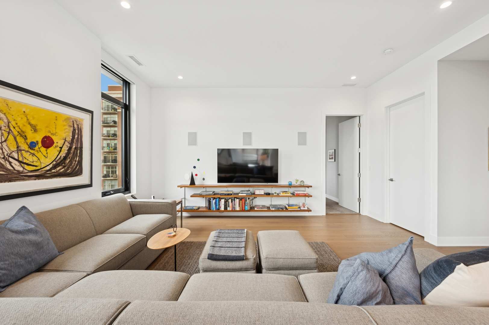 6 North Bishop Street, Unit 401 Chicago, IL 60607 - Photo 22 of 45 a living room with furniture and a flat screen tv