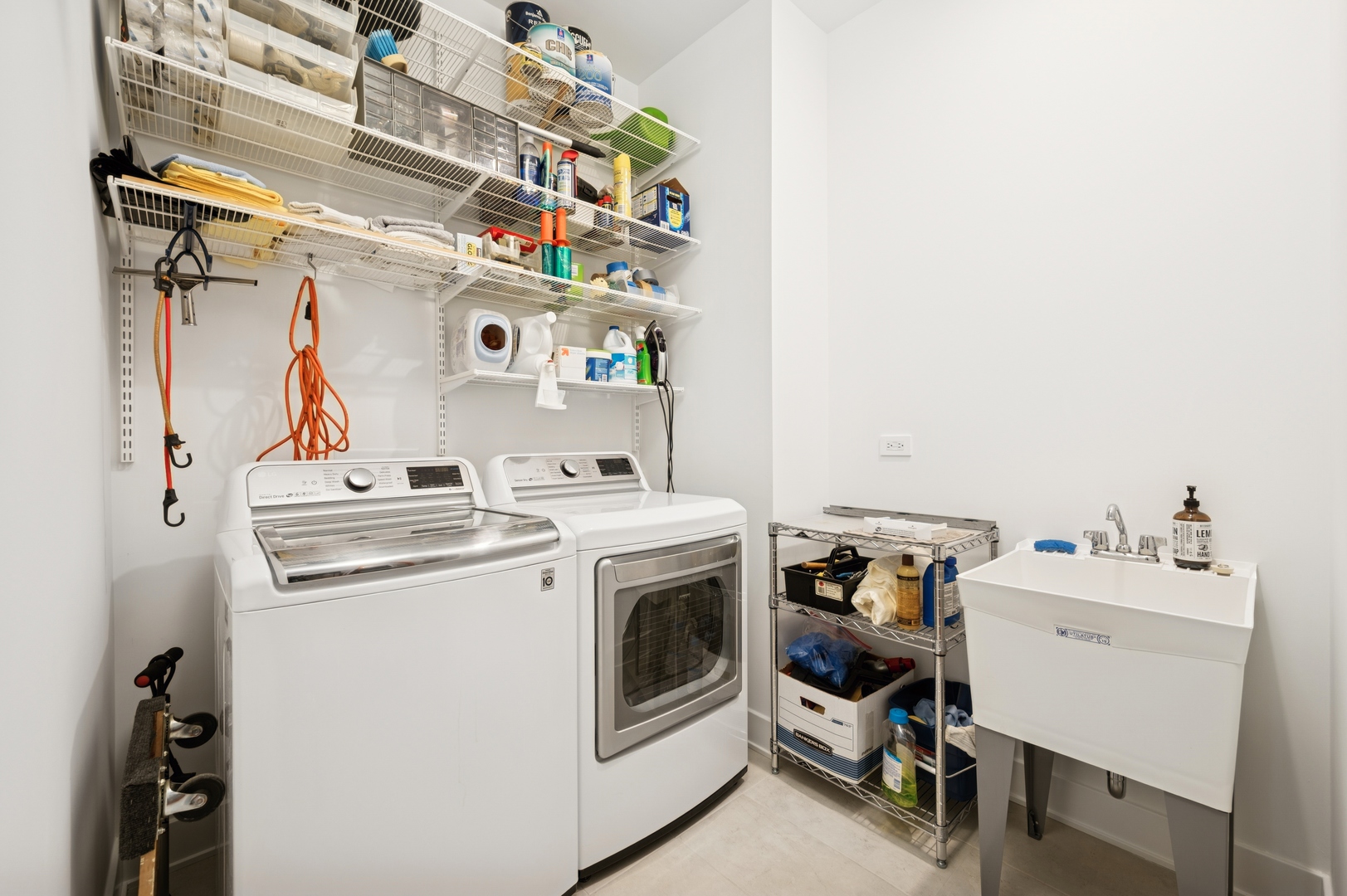 6 North Bishop Street, Unit 401 Chicago, IL 60607 - Photo 32 of 45 a utility room with dryer and washer
