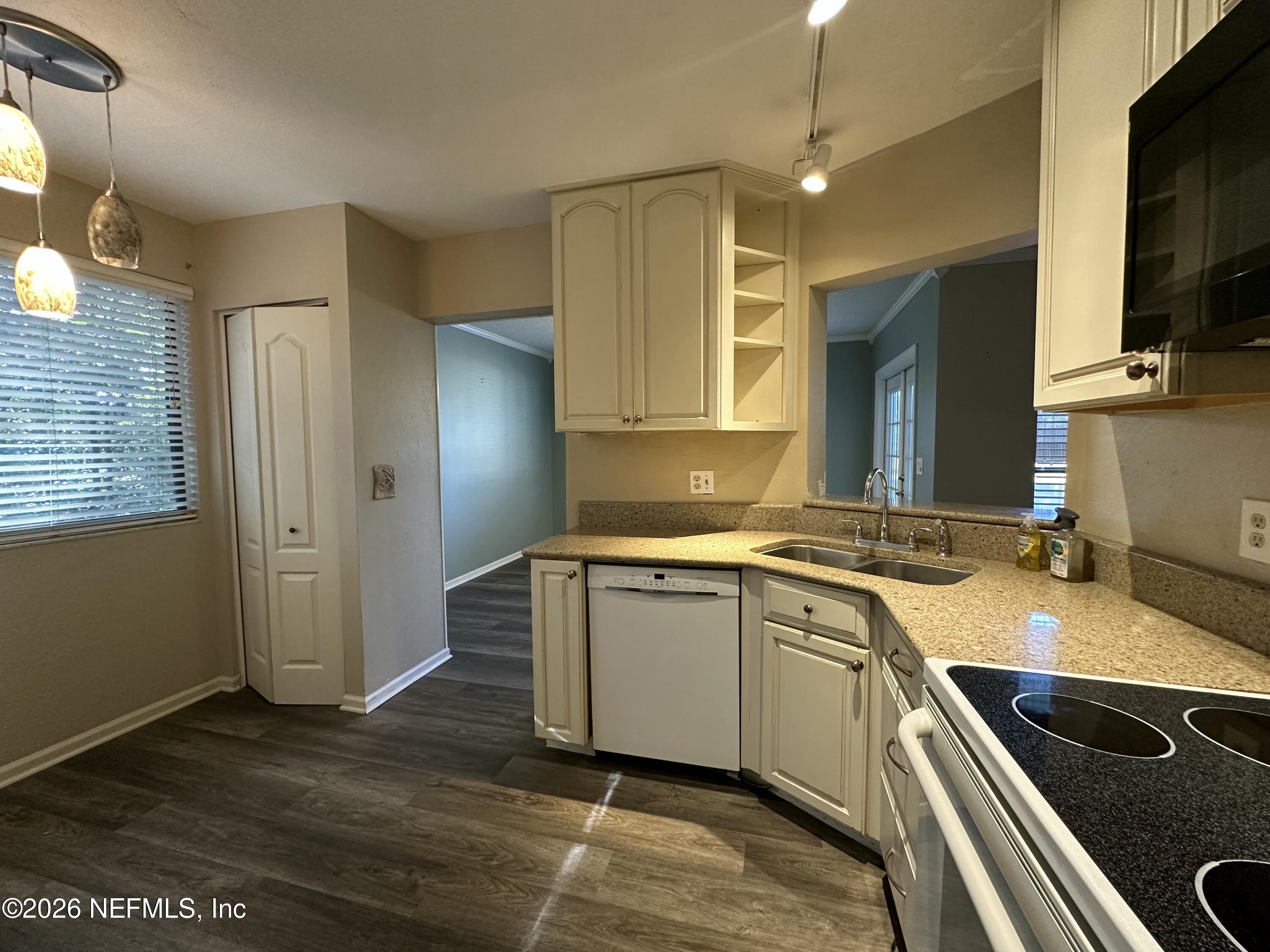 3801 Crown Point Road, Unit 3081 Jacksonville, FL 32257 - Photo 7 of 34 a kitchen with a sink stove and refrigerator