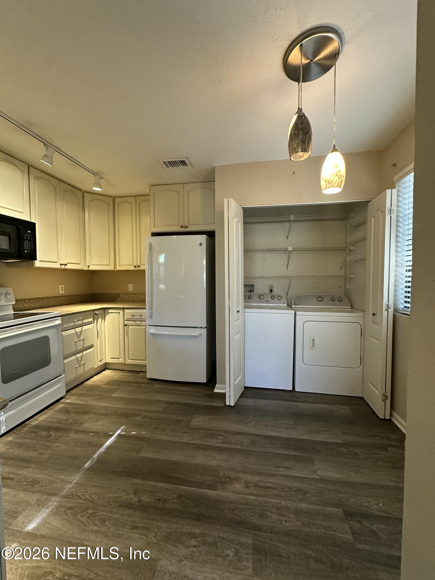 3801 Crown Point Road, Unit 3081 Jacksonville, FL 32257 - Photo 9 of 34 a kitchen with a stove cabinets and wooden floor