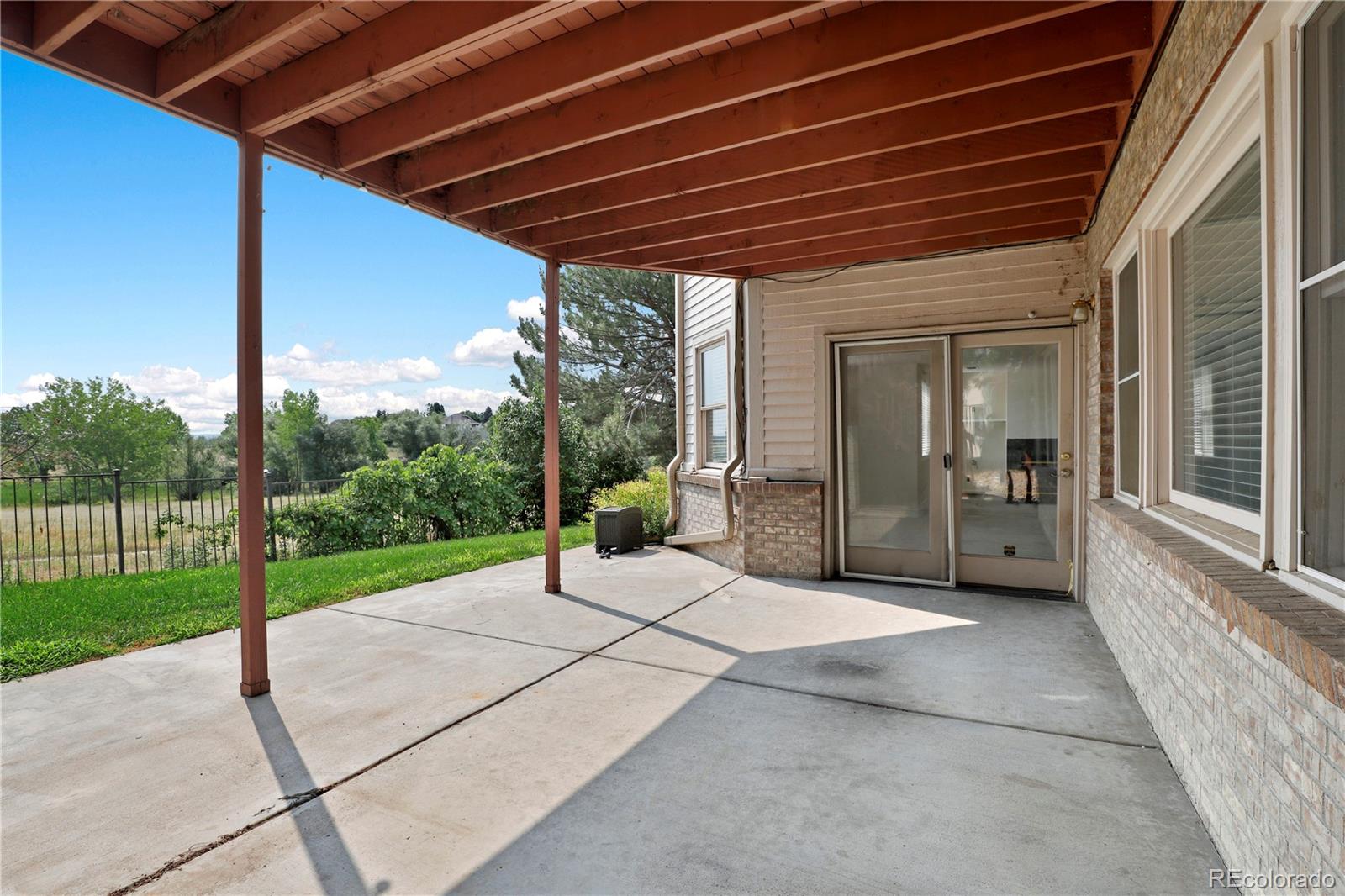 5662 South Nome Street Englewood, CO 80111 - Photo 6 of 47 a view of a porch